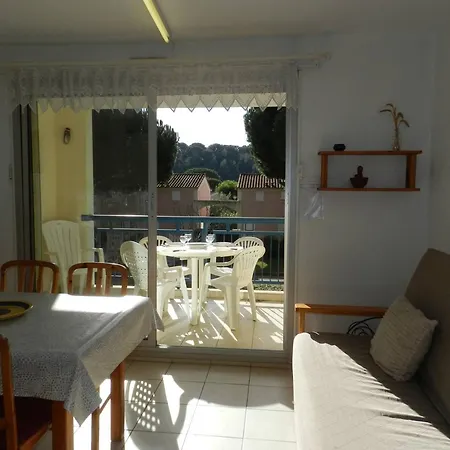 Apartment T2 Avec Cabine, Piscine, Parking Prive - Proche Et Commerces, - Fr-1-251-774 Le Lavandou